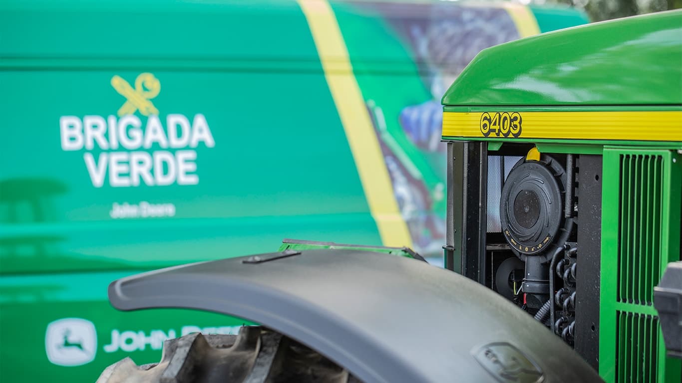 Tractor John Deere atendido por Brigada Verde en campo
