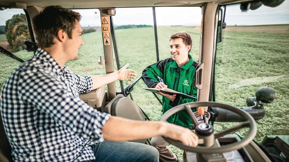 Técnico John Deere dando soporte a maquinaria