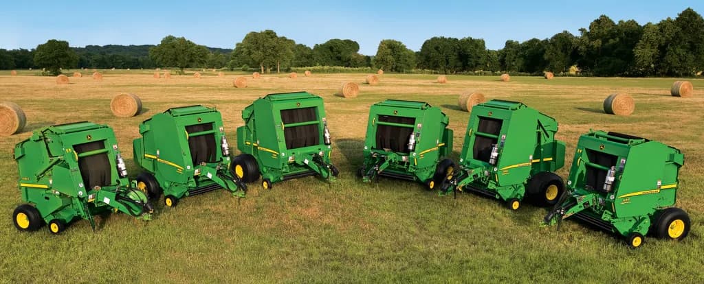 Empacadora John Deere trabajando en campo