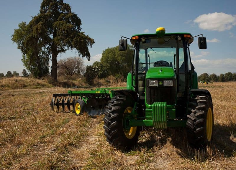 Tractor John Deere 5090E trabajando en campo