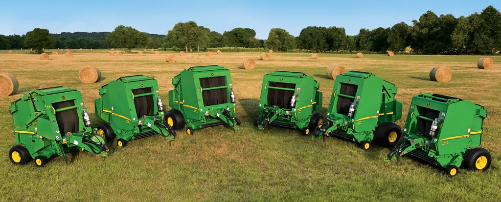 Empacadora John Deere trabajando en campo