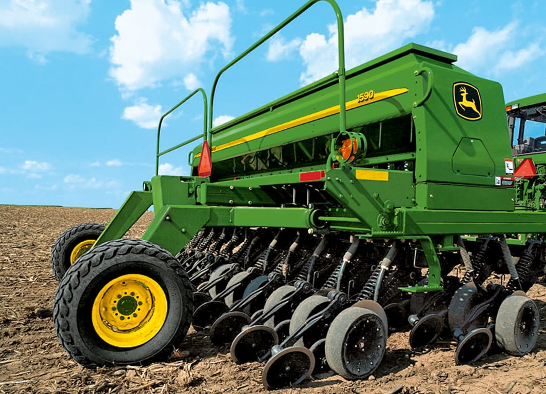 Sembradora de grano fino John Deere trabajando en campo