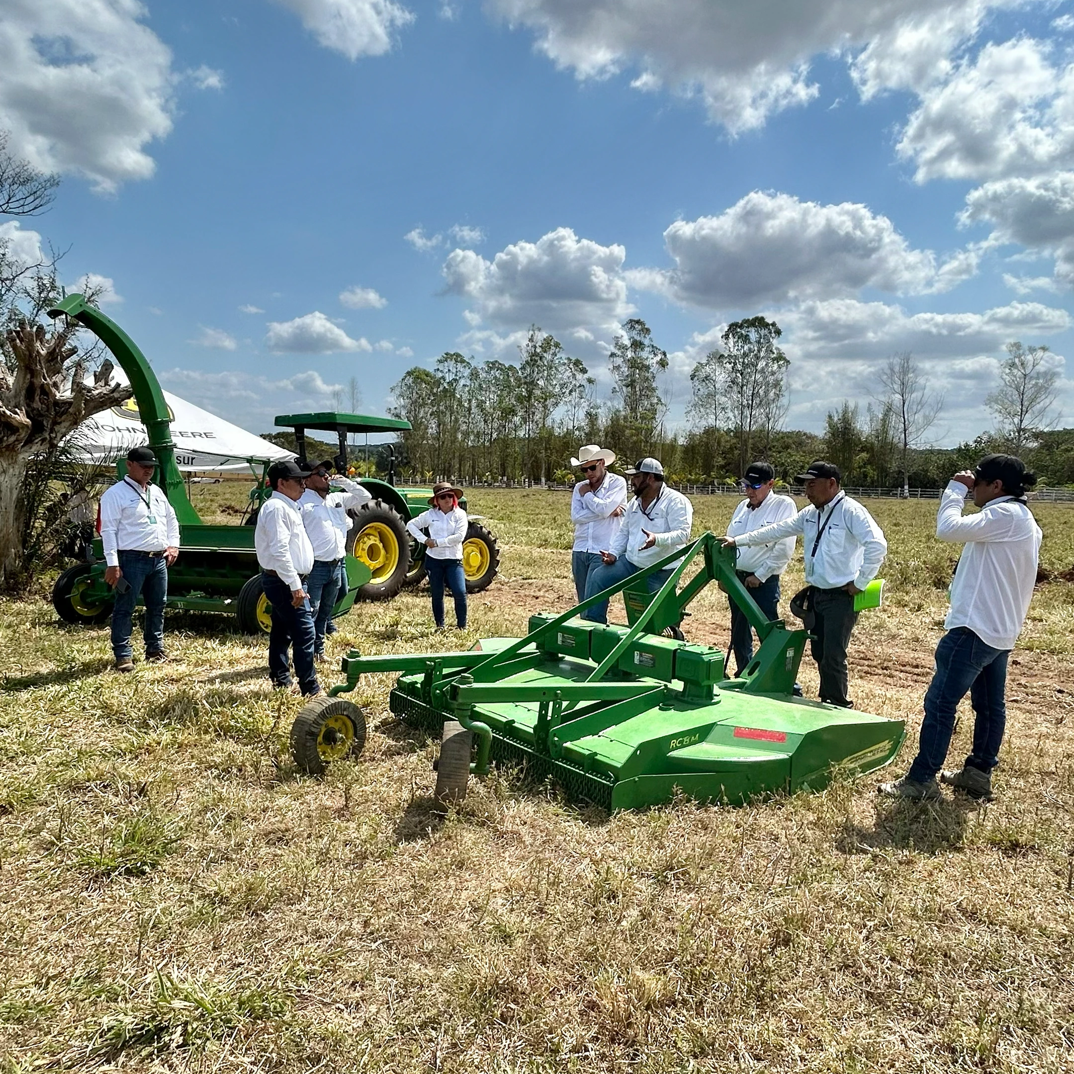 Capacitacion agricola Dimasur con implemento John Deere