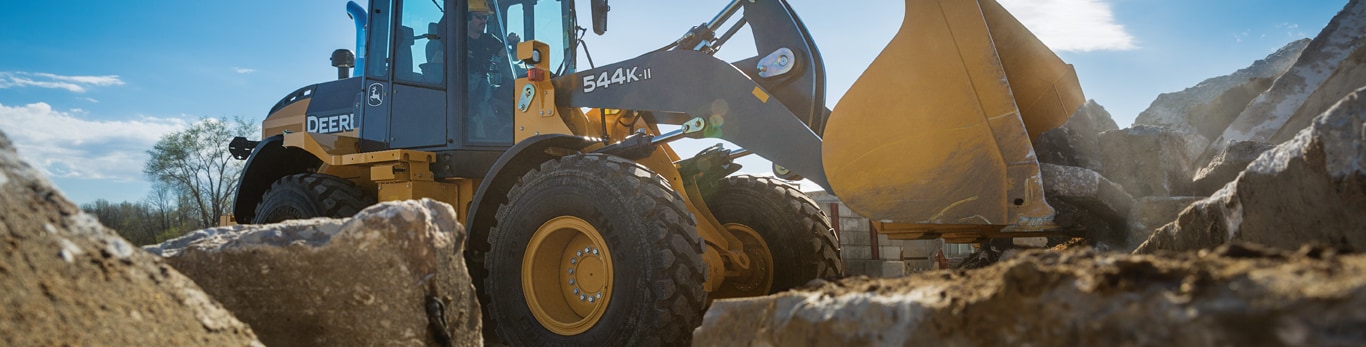 Cargador con ruedas John Deere trabajando en obra