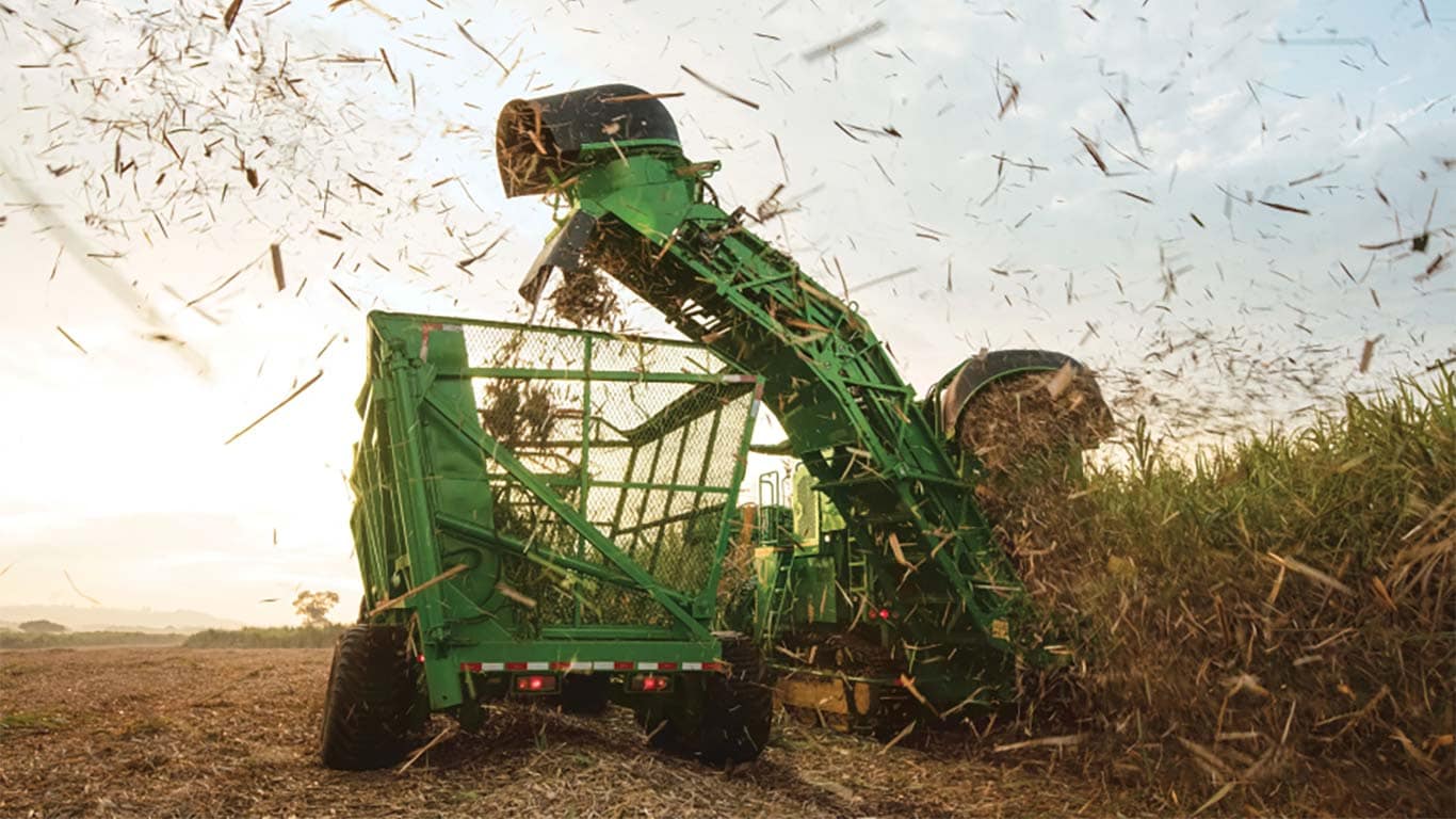 Cosechadora de caña John Deere en operación