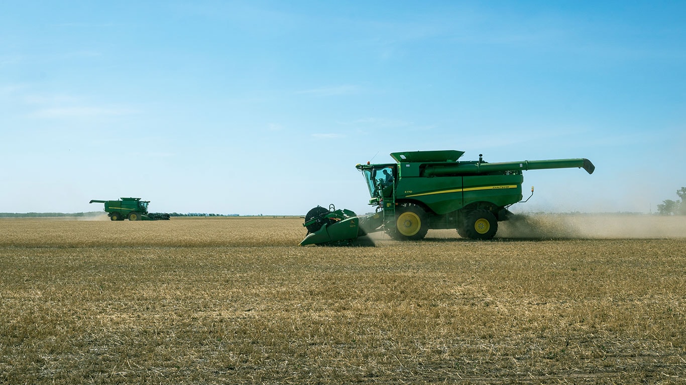 Cosechadora John Deere trabajando en campo